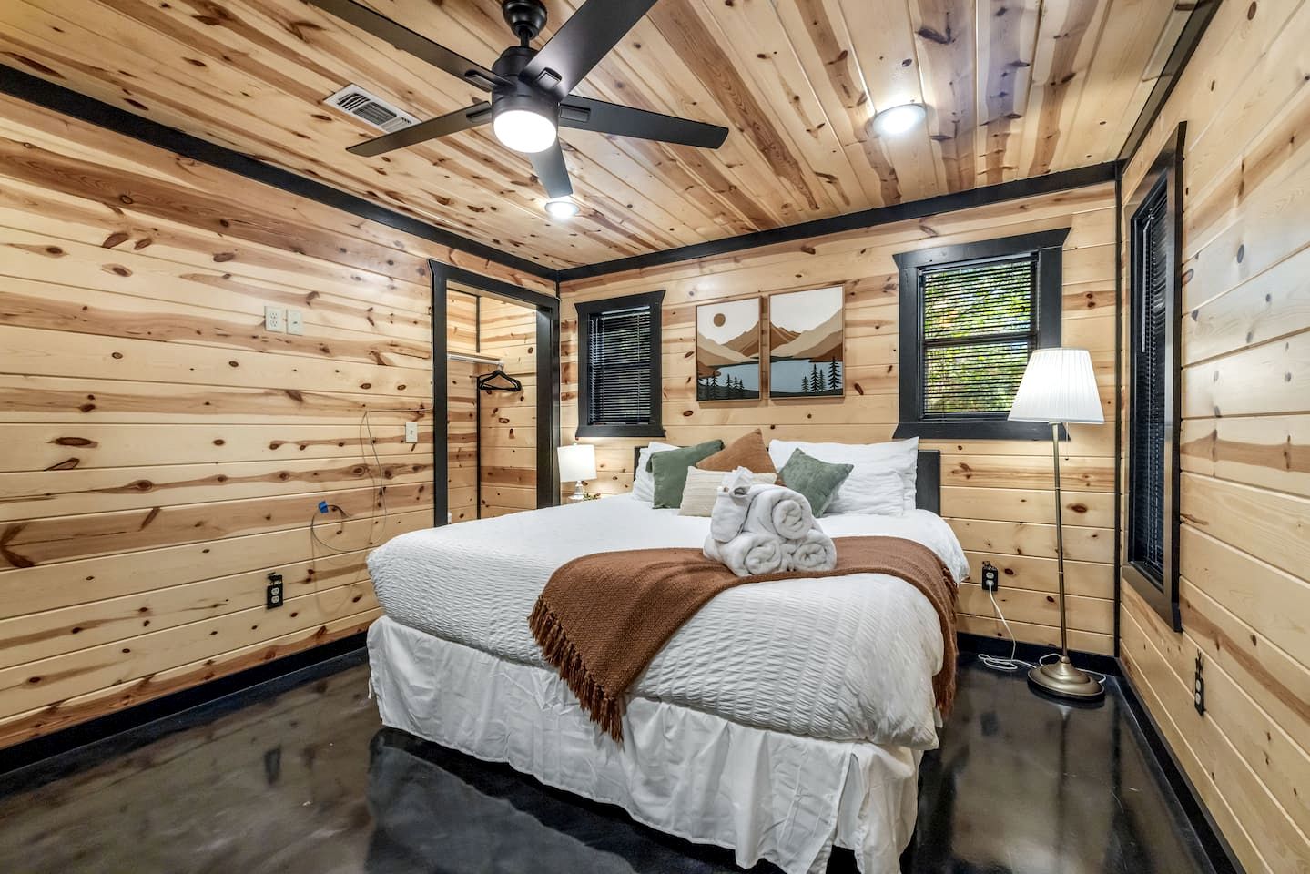 Charming Cabin with Hot Tub Near Casino & State Park in Hochatown, Oklahoma