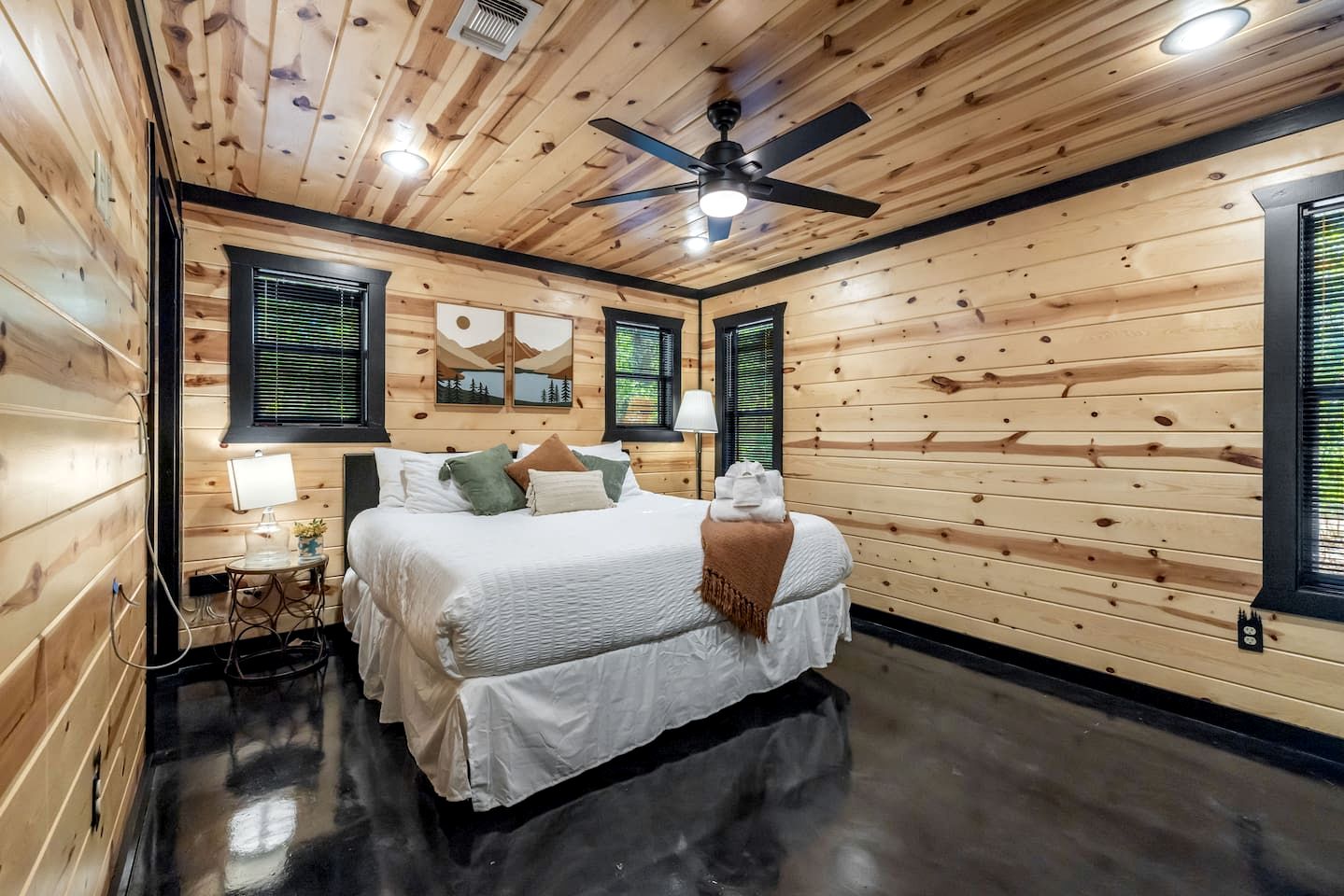 Charming Cabin with Hot Tub Near Casino & State Park in Hochatown, Oklahoma