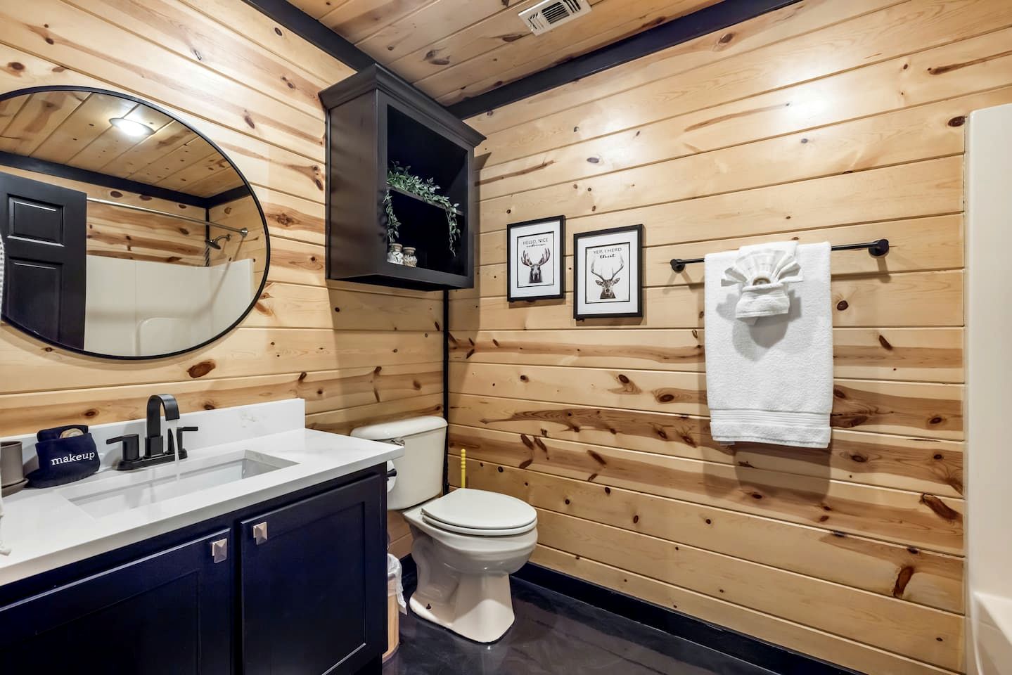 Charming Cabin with Hot Tub Near Casino & State Park in Hochatown, Oklahoma