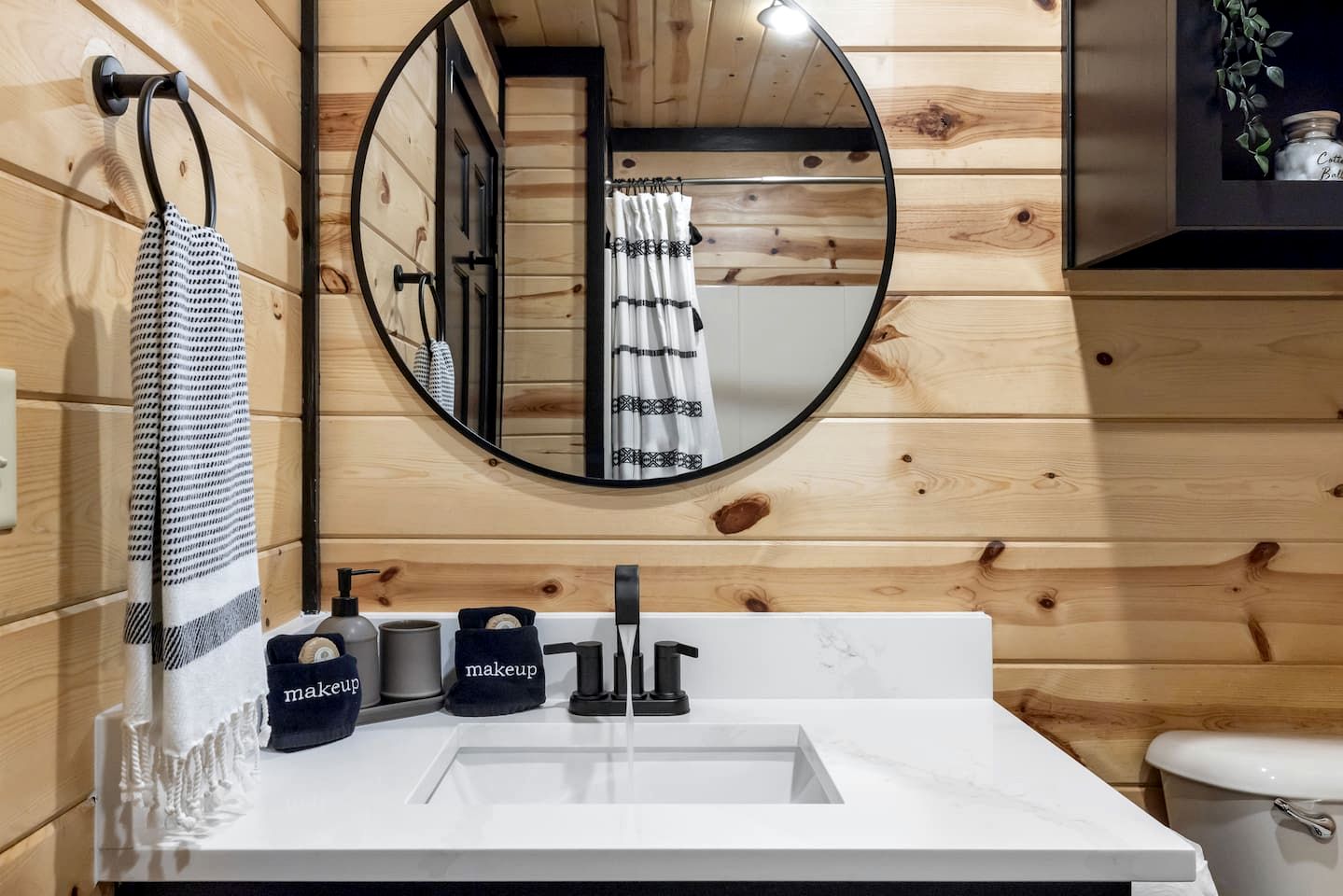 Charming Cabin with Hot Tub Near Casino & State Park in Hochatown, Oklahoma