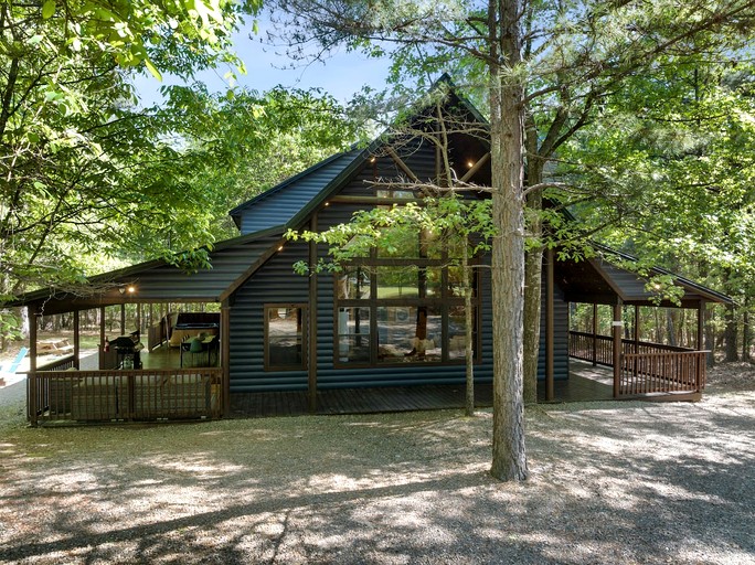 Charming Cabin with Hot Tub Near Casino & State Park in Hochatown, Oklahoma