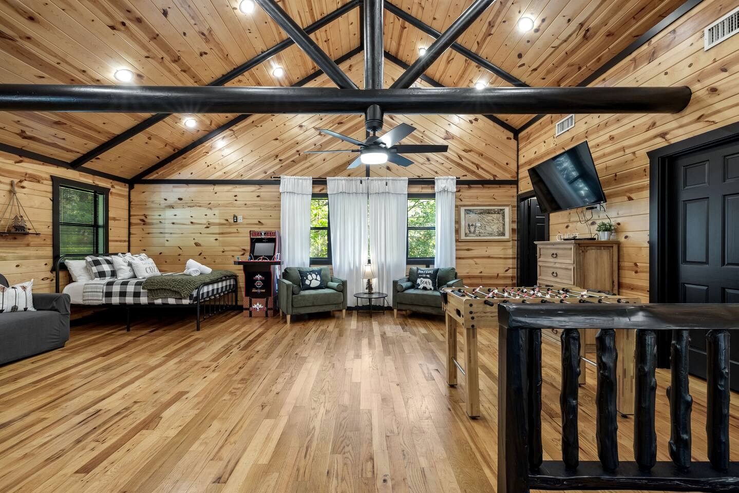 Charming Cabin with Hot Tub Near Casino & State Park in Hochatown, Oklahoma