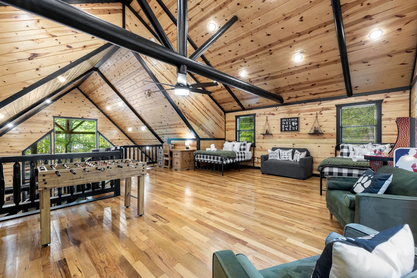 Charming Cabin with Hot Tub Near Casino & State Park in Hochatown, Oklahoma