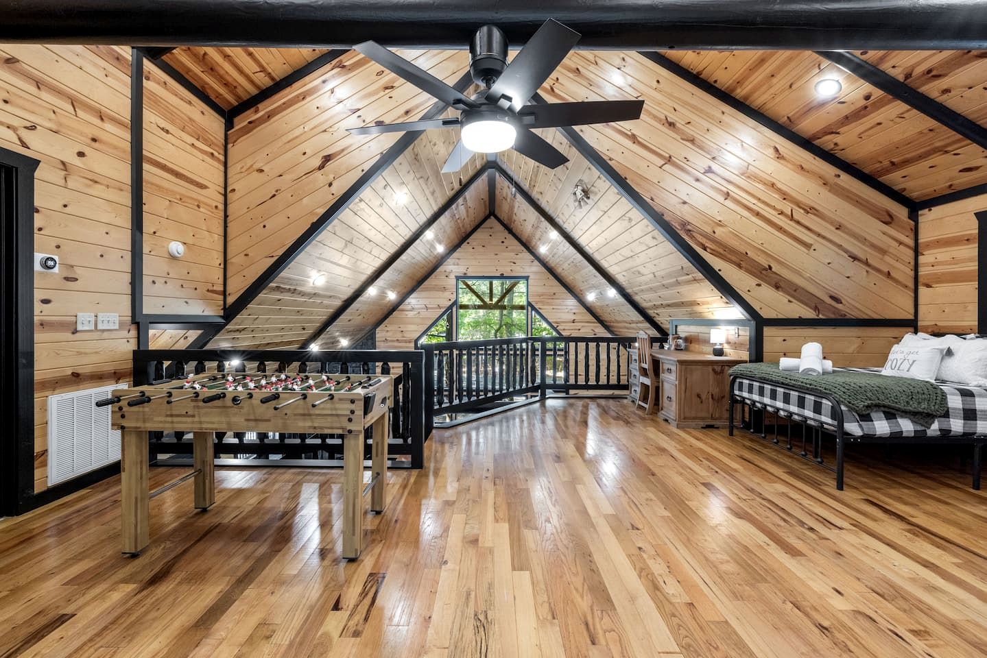 Charming Cabin with Hot Tub Near Casino & State Park in Hochatown, Oklahoma