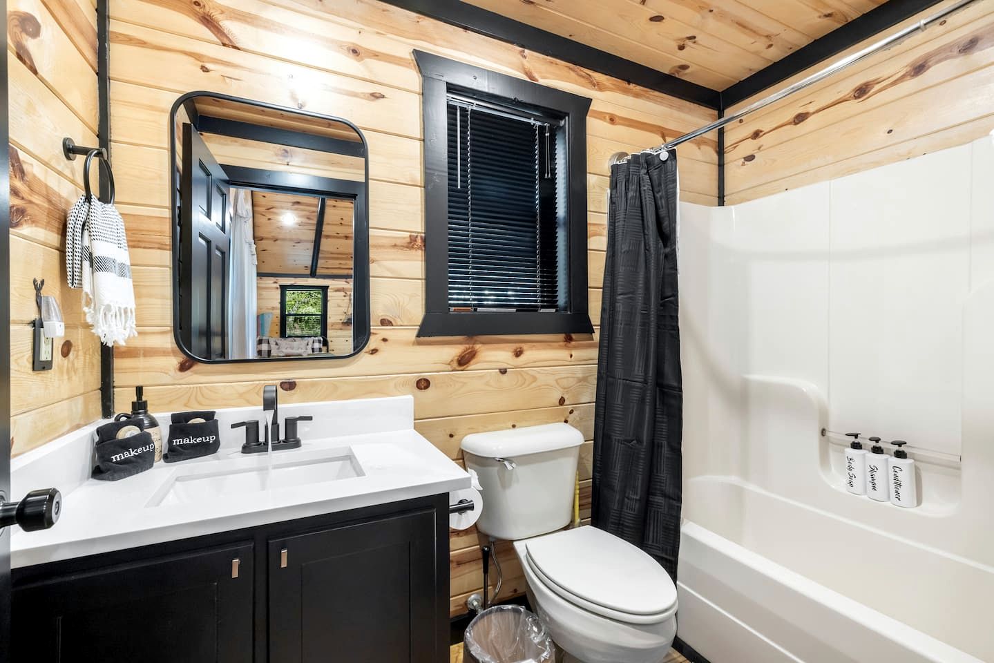 Charming Cabin with Hot Tub Near Casino & State Park in Hochatown, Oklahoma