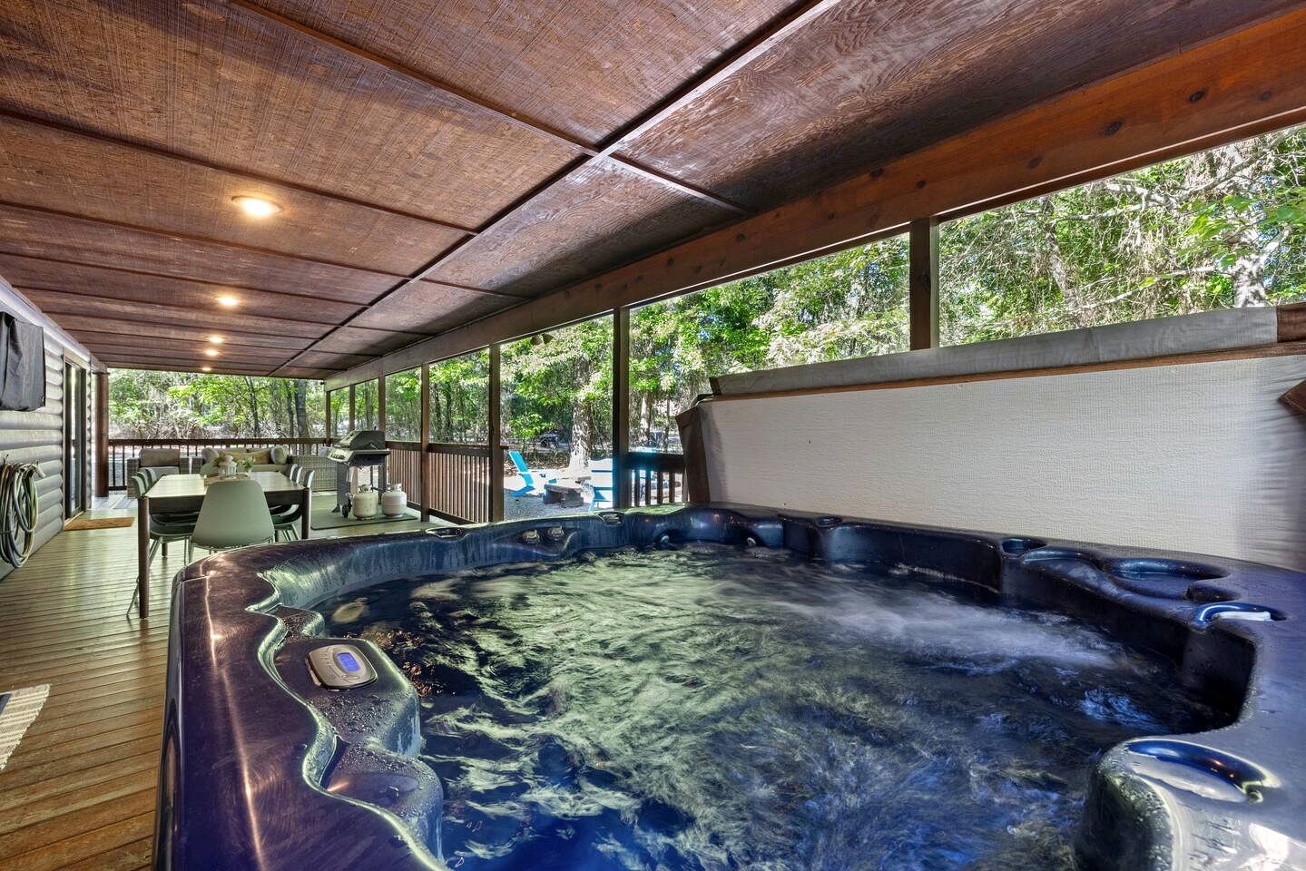 Charming Cabin with Hot Tub Near Casino & State Park in Hochatown, Oklahoma