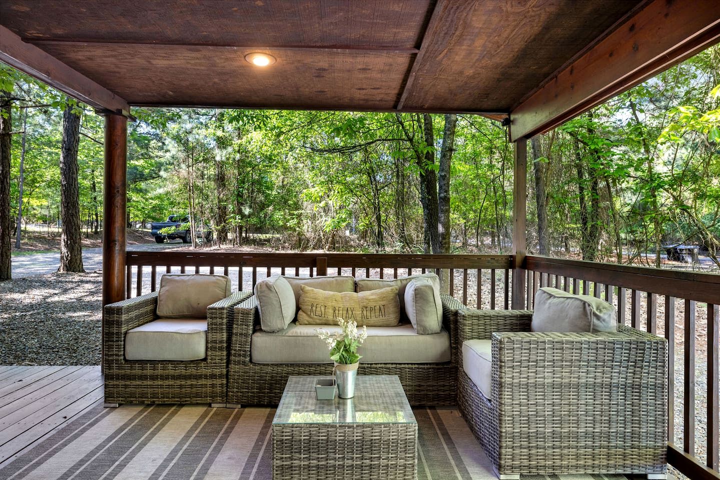 Charming Cabin with Hot Tub Near Casino & State Park in Hochatown, Oklahoma