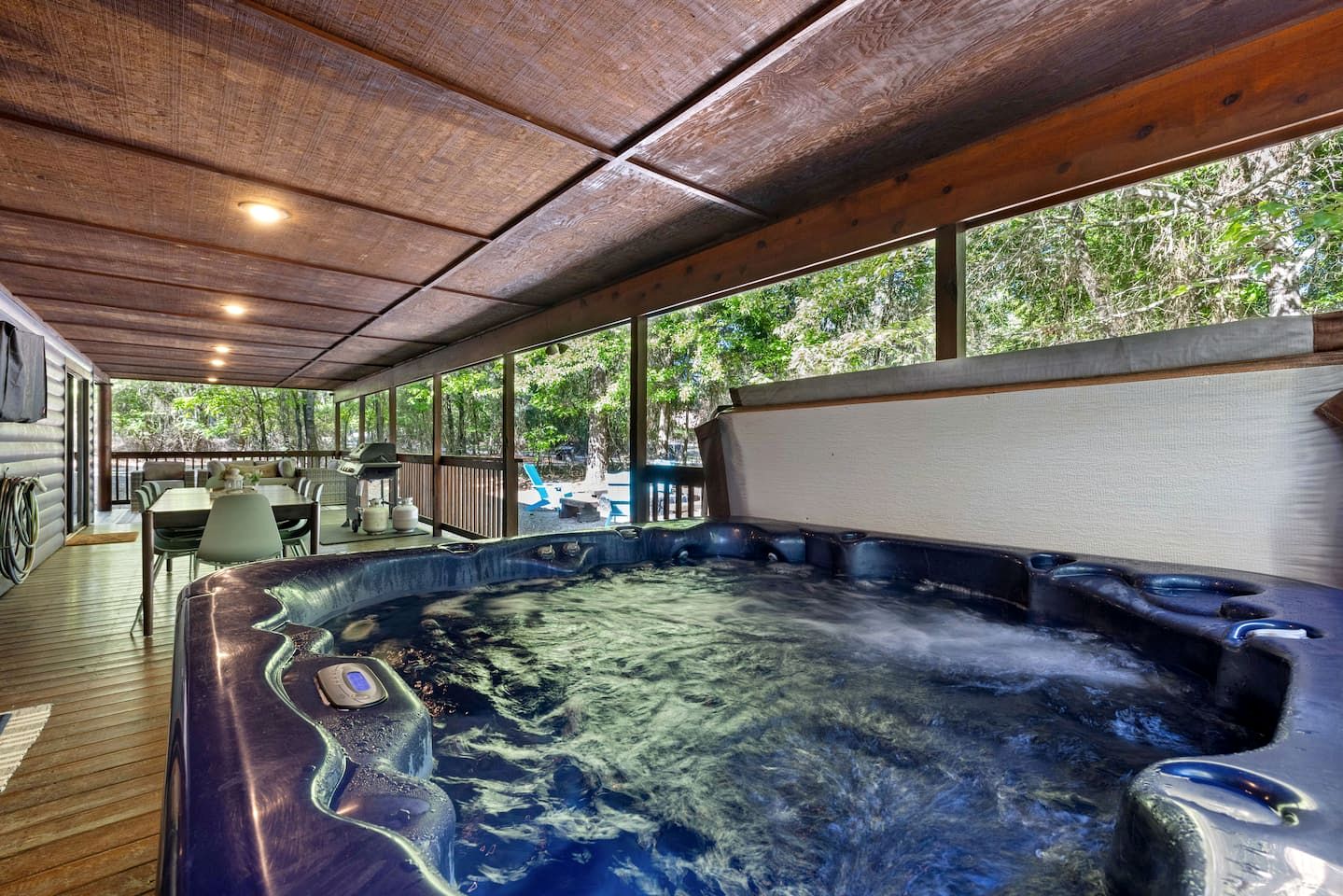 Charming Cabin with Hot Tub Near Casino & State Park in Hochatown, Oklahoma