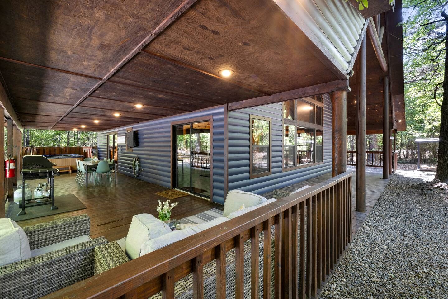 Charming Cabin with Hot Tub Near Casino & State Park in Hochatown, Oklahoma