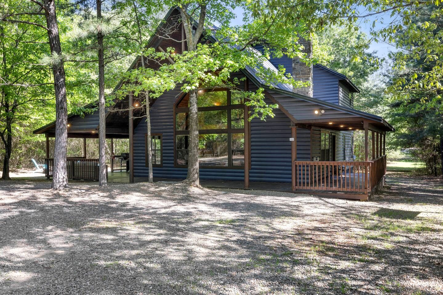 Charming Cabin with Hot Tub Near Casino & State Park in Hochatown, Oklahoma