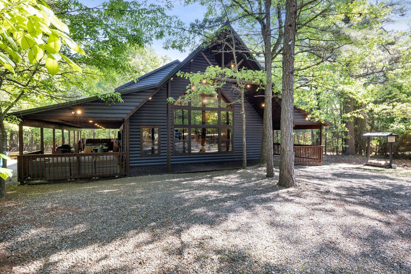 Charming Cabin with Hot Tub Near Casino & State Park in Hochatown, Oklahoma