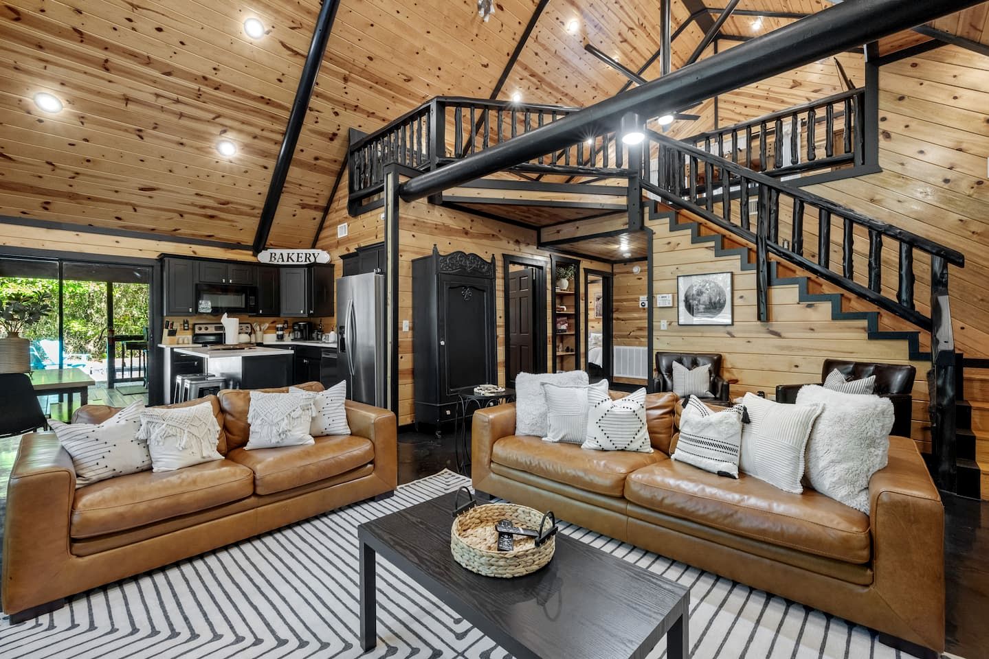 Charming Cabin with Hot Tub Near Casino & State Park in Hochatown, Oklahoma