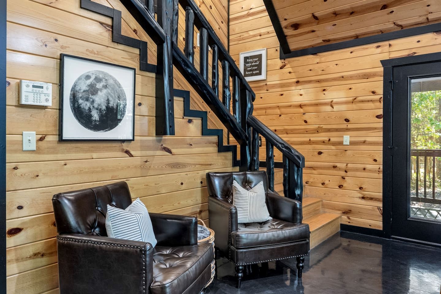 Charming Cabin with Hot Tub Near Casino & State Park in Hochatown, Oklahoma