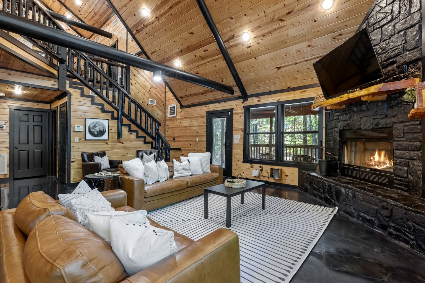 Charming Cabin with Hot Tub Near Casino & State Park in Hochatown, Oklahoma