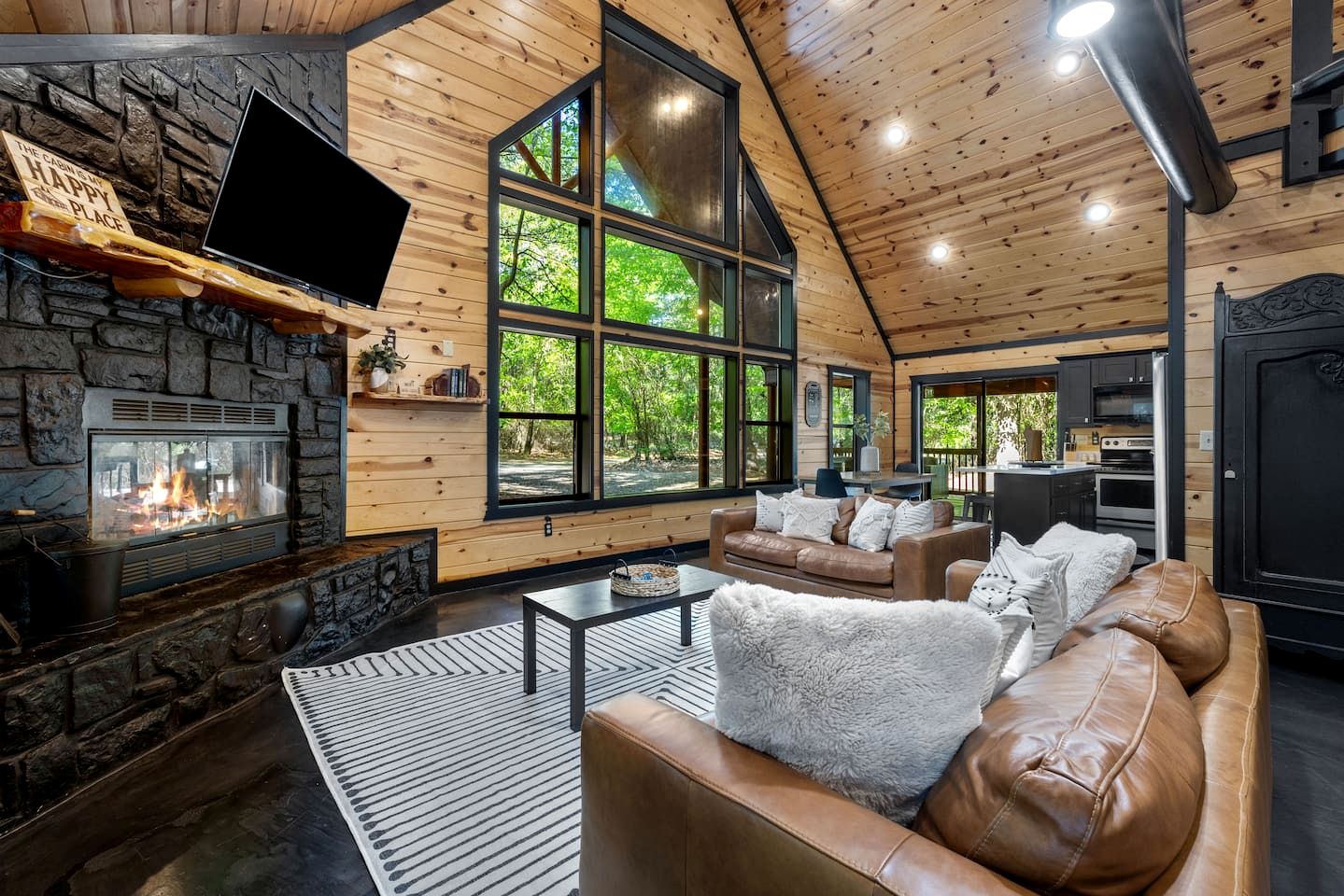 Charming Cabin with Hot Tub Near Casino & State Park in Hochatown, Oklahoma