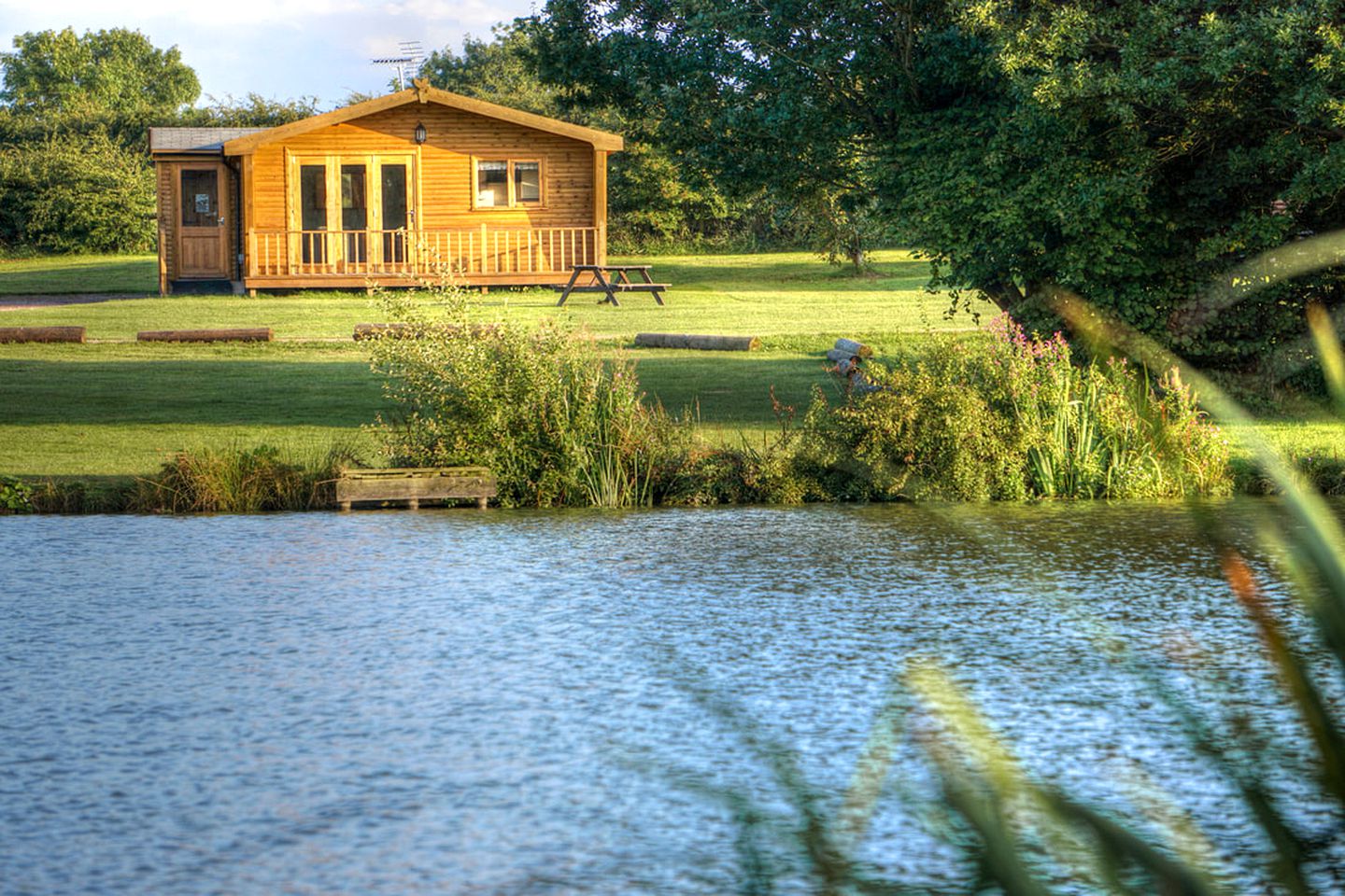 Lovely Cabin Rental with Lake Views in Leicestershire, England