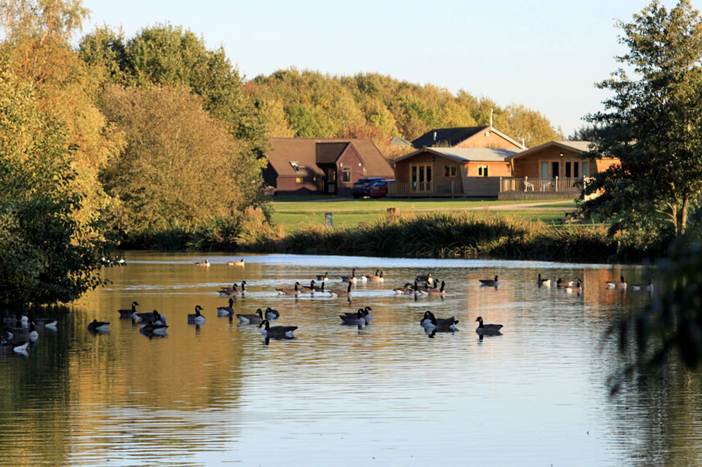 Lovely Cabin Rental with Lake Views in Leicestershire, England