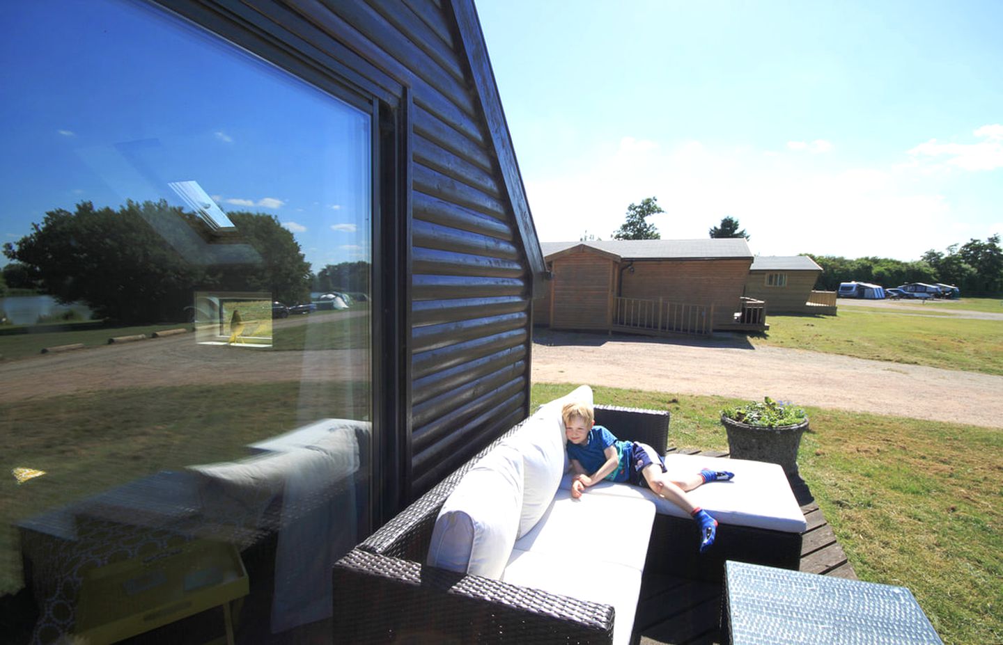 Pet-Friendly Cabin Rental by a Lake near Birmingham, England