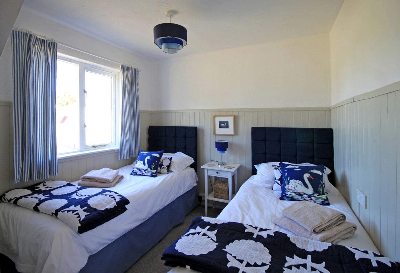 Pet-Friendly Cabin Rental by a Lake near Birmingham, England