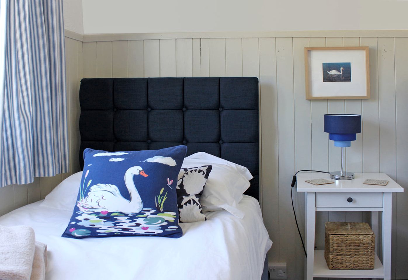 Pet-Friendly Cabin Rental by a Lake near Birmingham, England