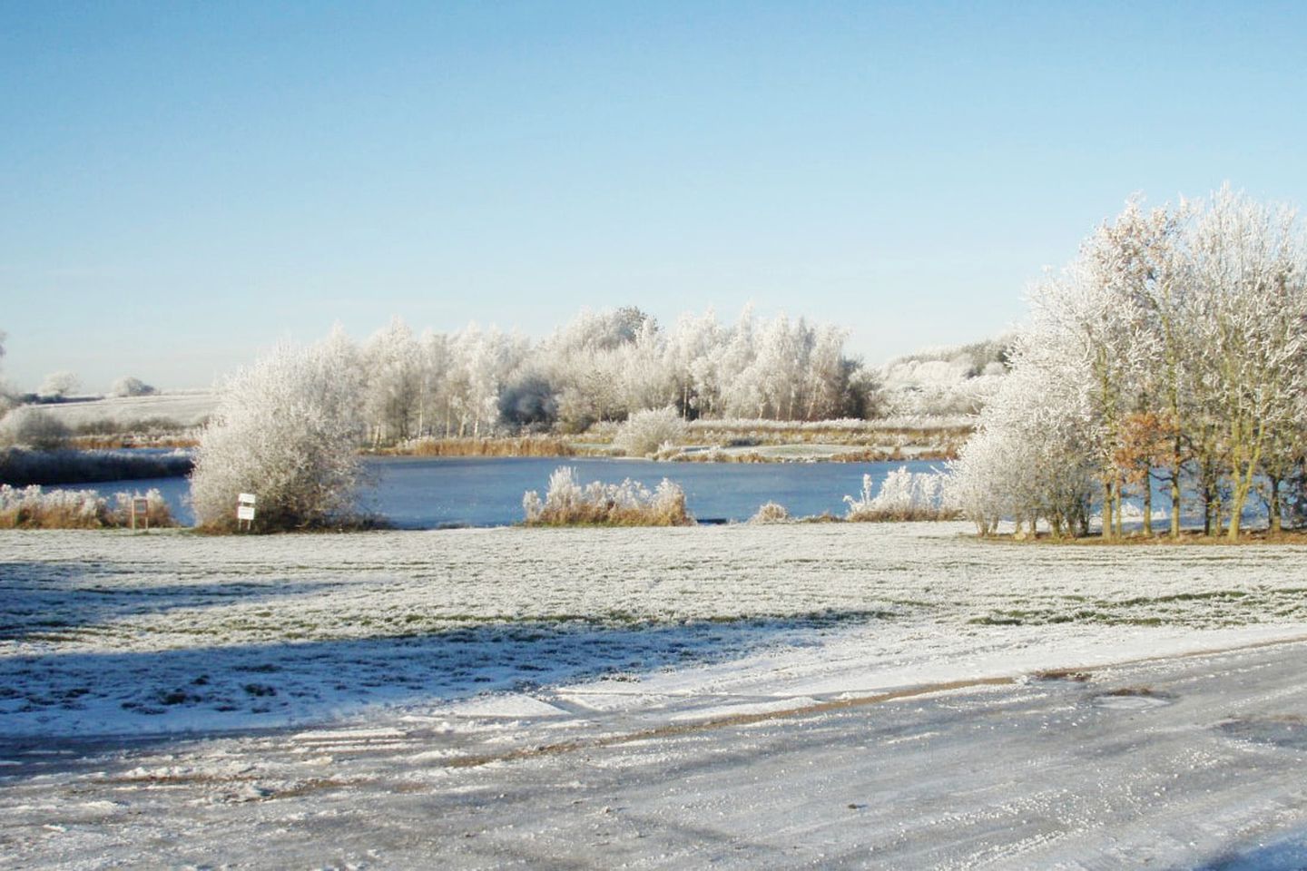 Pet-Friendly Cabin Rental by a Lake near Birmingham, England