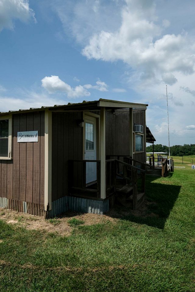 Escape to the Stars: Rustic Cabin for a Relaxing Getaway near Mount Enterprise, Texas