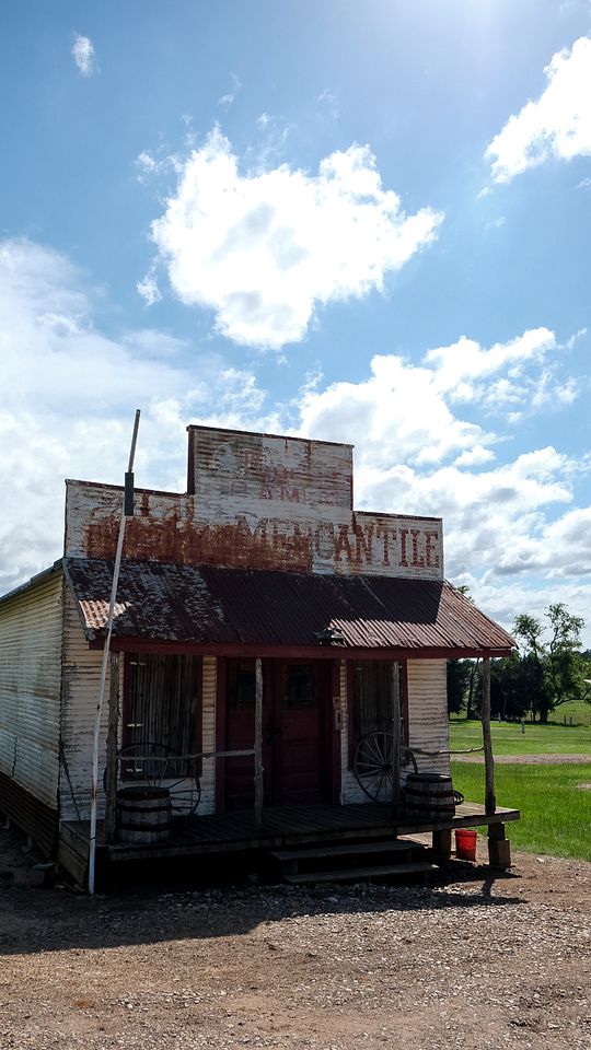 Escape to the Stars: Rustic Cabin for a Relaxing Getaway near Mount Enterprise, Texas