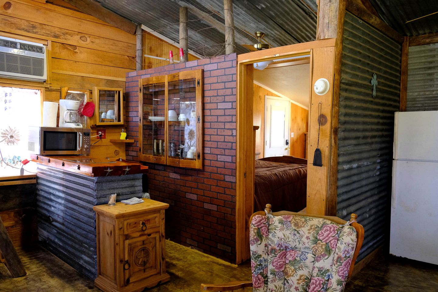 Escape to the Stars: Rustic Cabin for a Relaxing Getaway near Mount Enterprise, Texas