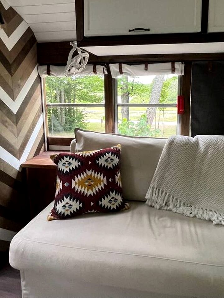 Bruce Peninsula National Park Glamping Adventure: Cool Bus Rental near Tobermory