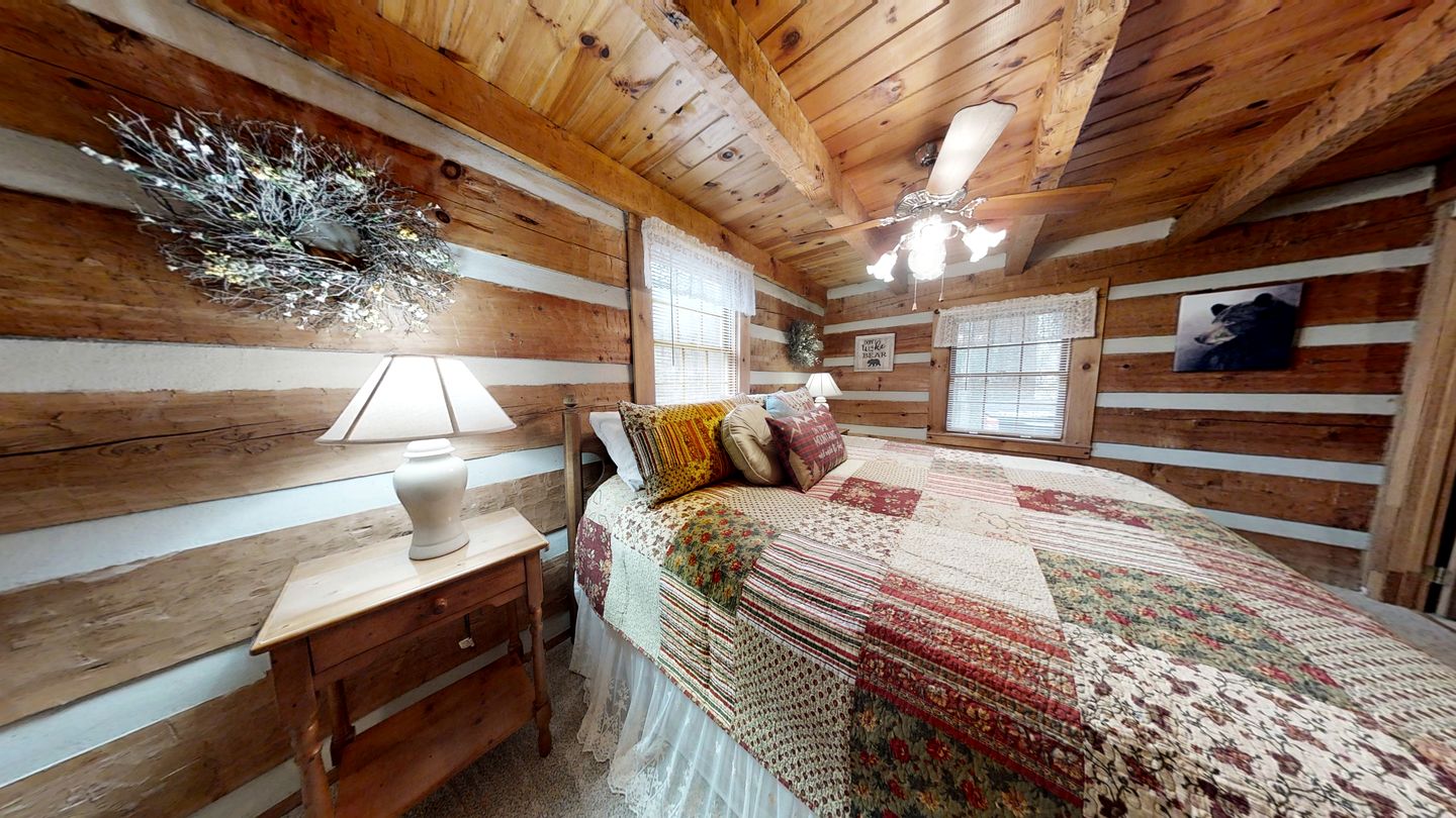 Breathtaking Cabin with Barbecue, Fireplace and Hot-tub in Sevierville, Tennessee