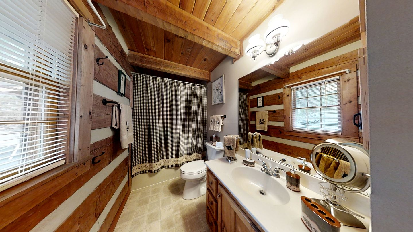 Breathtaking Cabin with Barbecue, Fireplace and Hot-tub in Sevierville, Tennessee