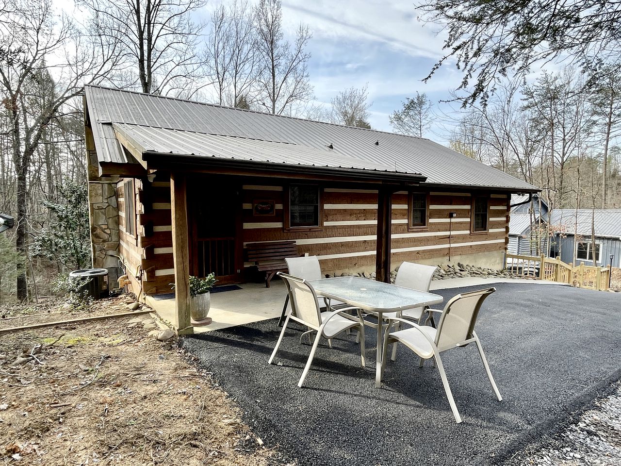 Breathtaking Cabin with Barbecue, Fireplace and Hot-tub in Sevierville, Tennessee