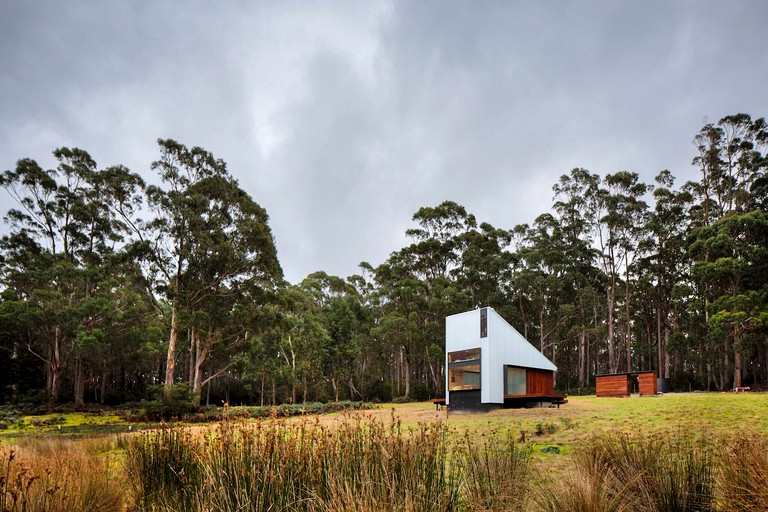 This modern house is the perfect place for getaway on Bruny Island. Accommodation available to book now