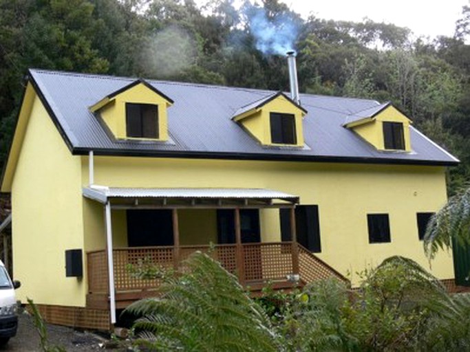 Nature Lodges (Queenstown, Tasmania, Australia)