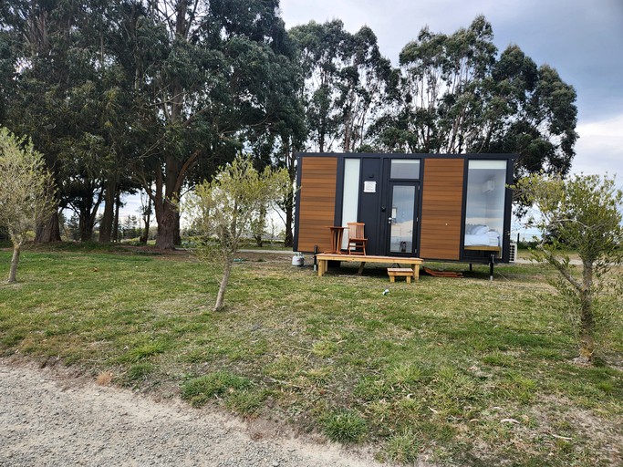 Calm Tiny House Surrounded by Precious Views and Nature in Canterbury, New Zealand