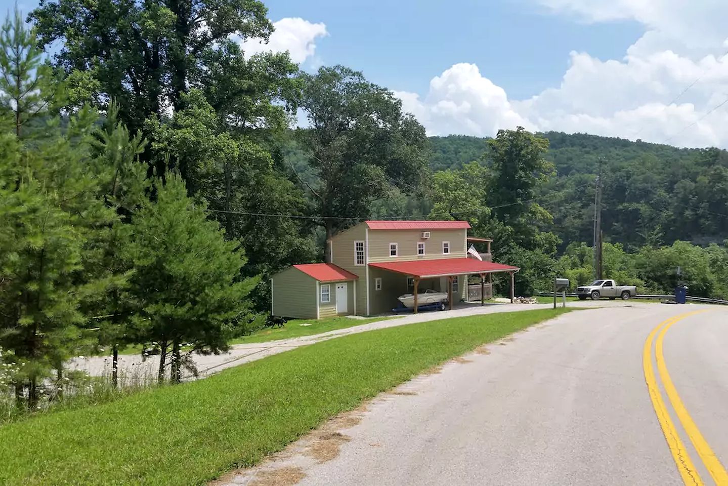 Lakefront Cottage Getaway near Daniel Boone National Forest in Kentucky