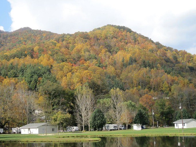 Cabins (Newland, North Carolina, United States)