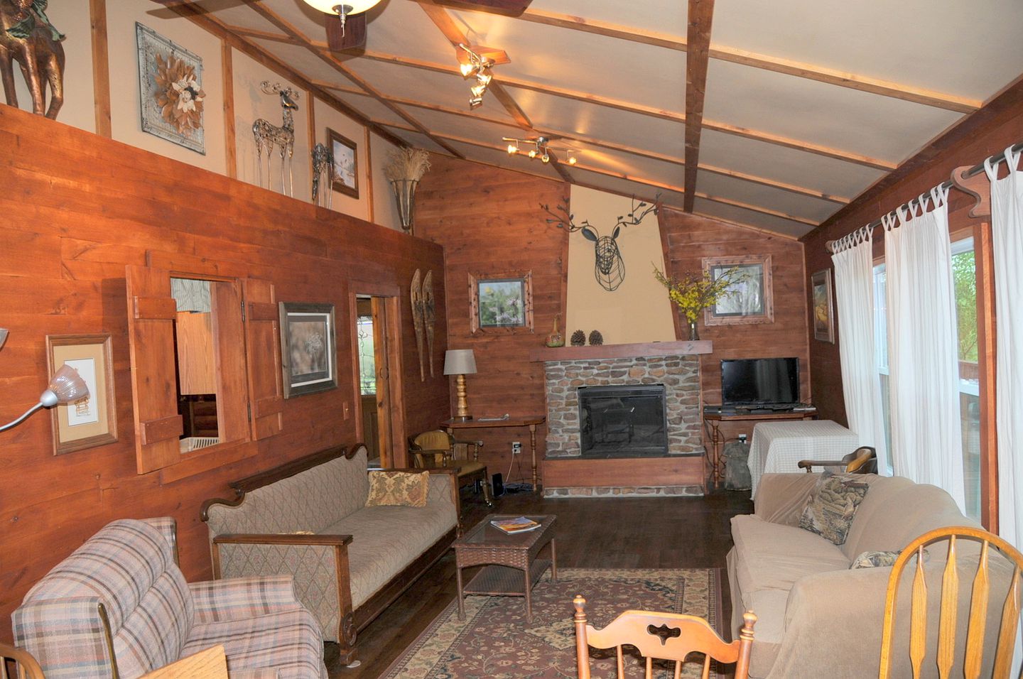 Elegant and Rustic Family Vacation Rental with a 10-Acre Private Pond in Cass County, Iowa