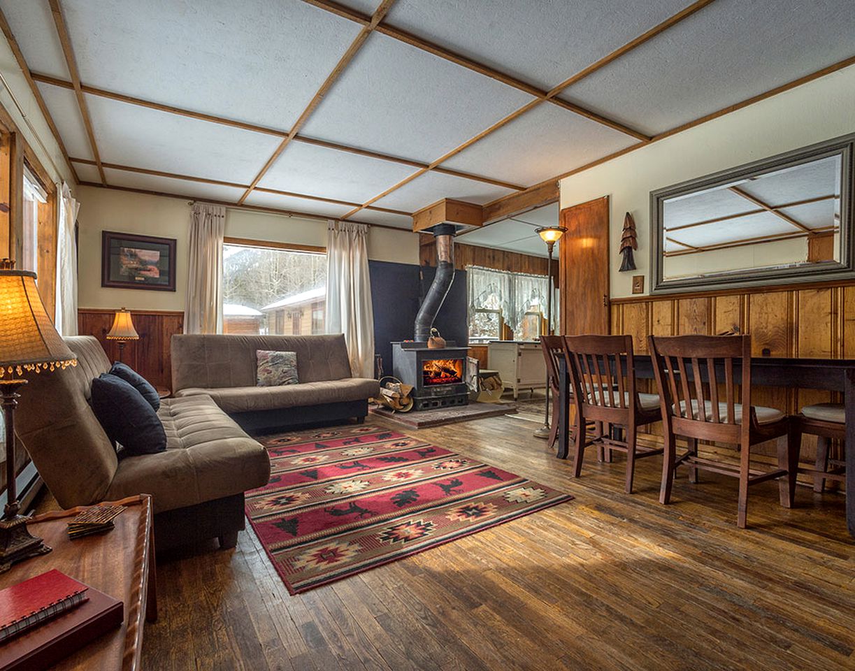 Beautifully Furnished Cabin Rental for Getaway in the Rockies of Colorado