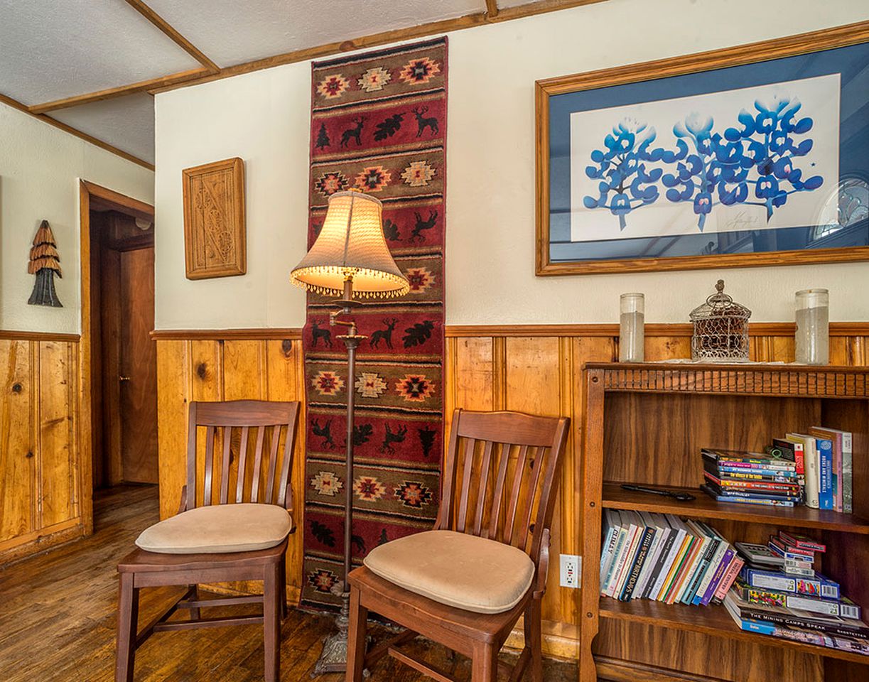 Beautifully Furnished Cabin Rental for Getaway in the Rockies of Colorado