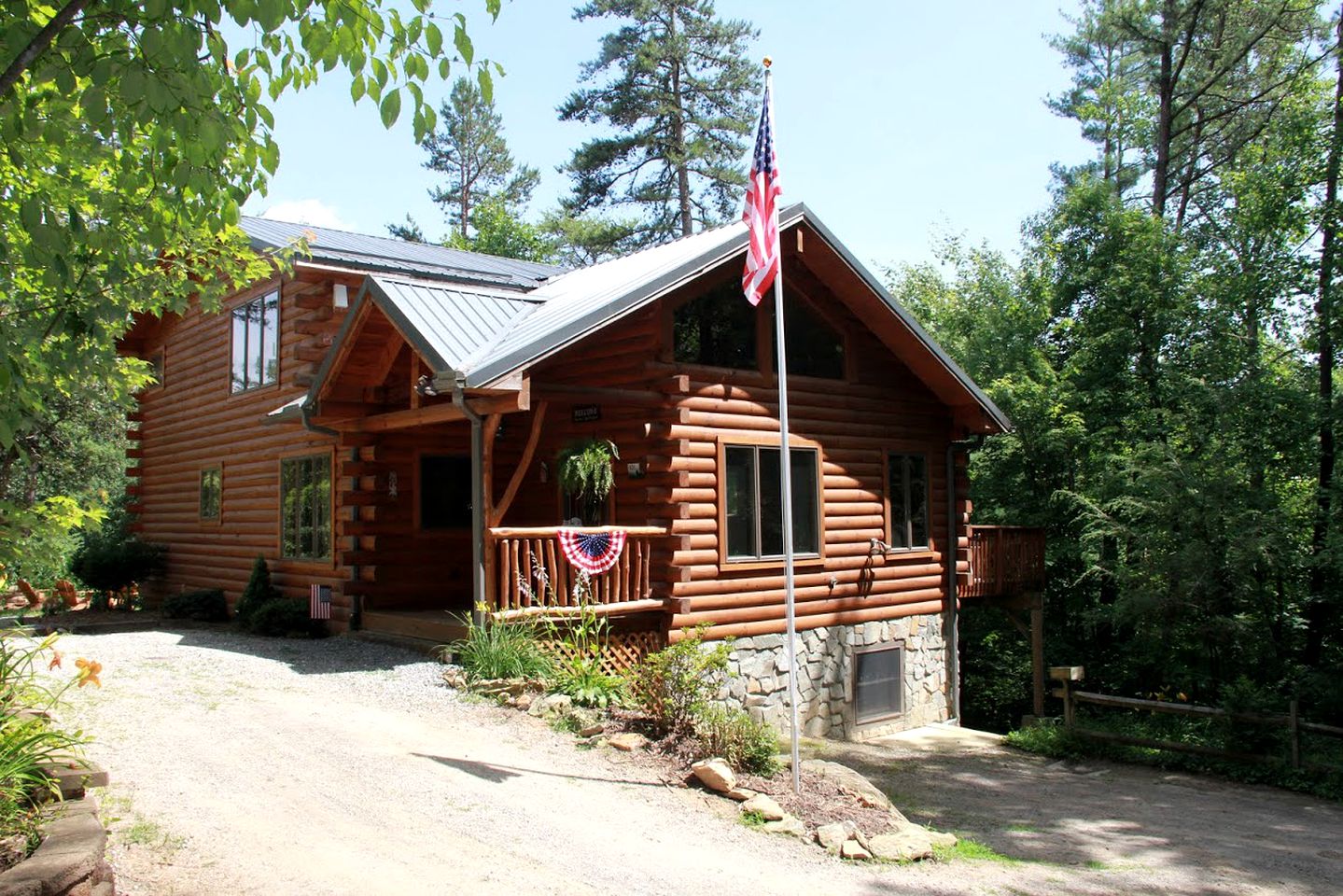 Deluxe Log Cabin with a Hot Tub in the Smoky Mountains of North Carolina