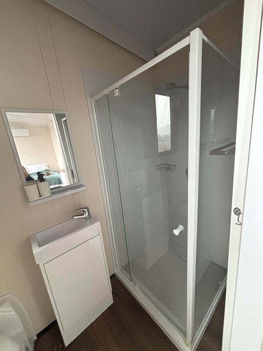 Tiny Houses (Australia, --, --)