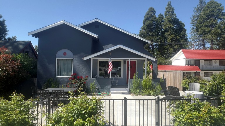 Modern Cozy Getaway with BBQ and Scenic Views in Mount Shasta, California