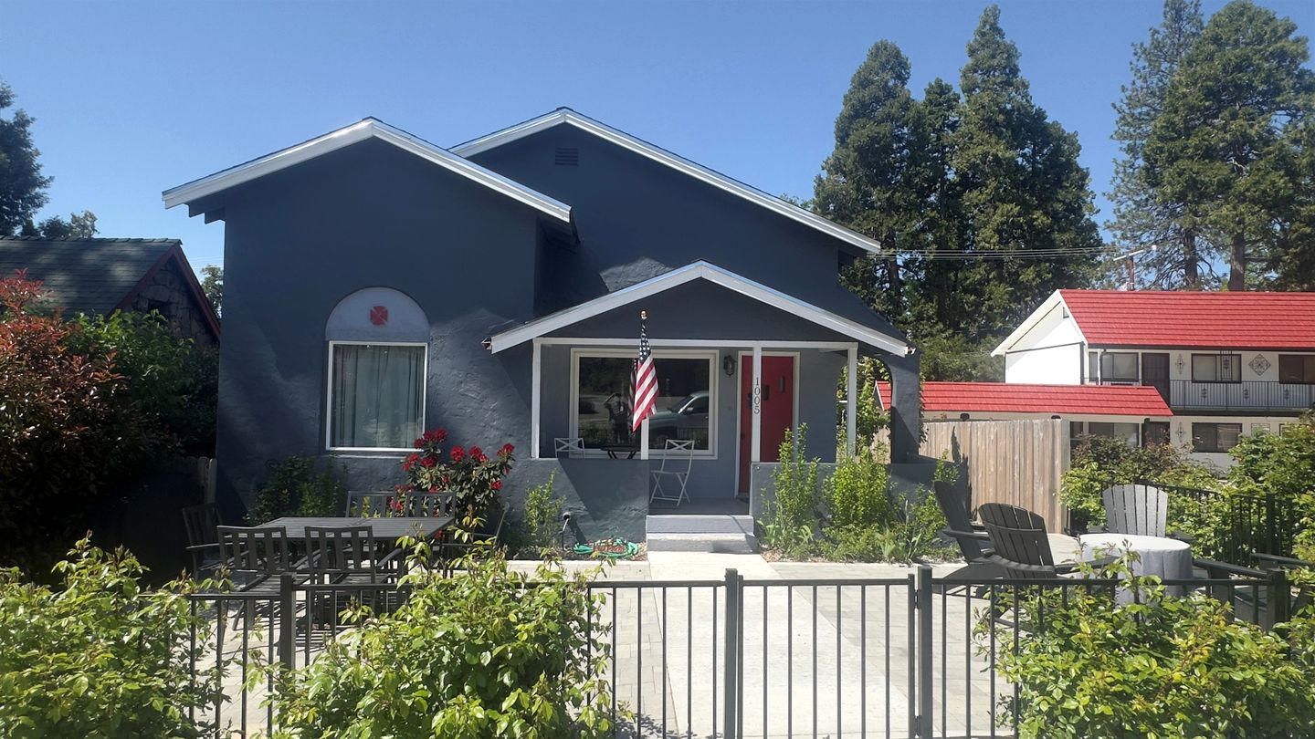 Modern Cozy Getaway with BBQ and Scenic Views in Mount Shasta, California