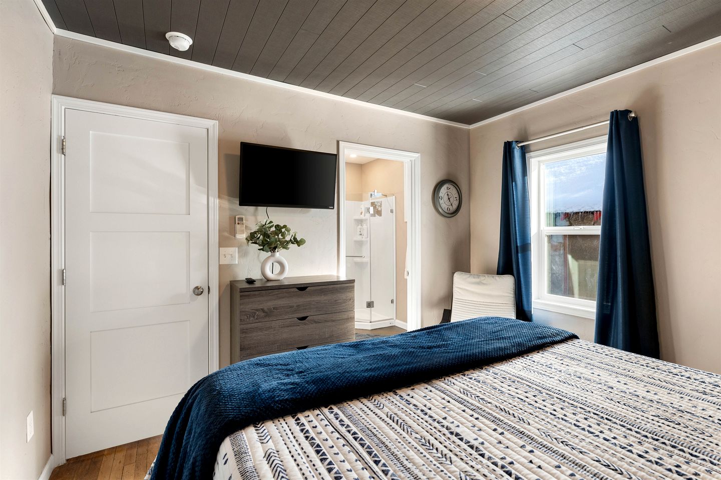 Modern Cozy Getaway with BBQ and Scenic Views in Mount Shasta, California