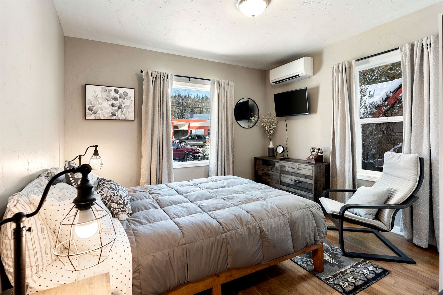 Modern Cozy Getaway with BBQ and Scenic Views in Mount Shasta, California