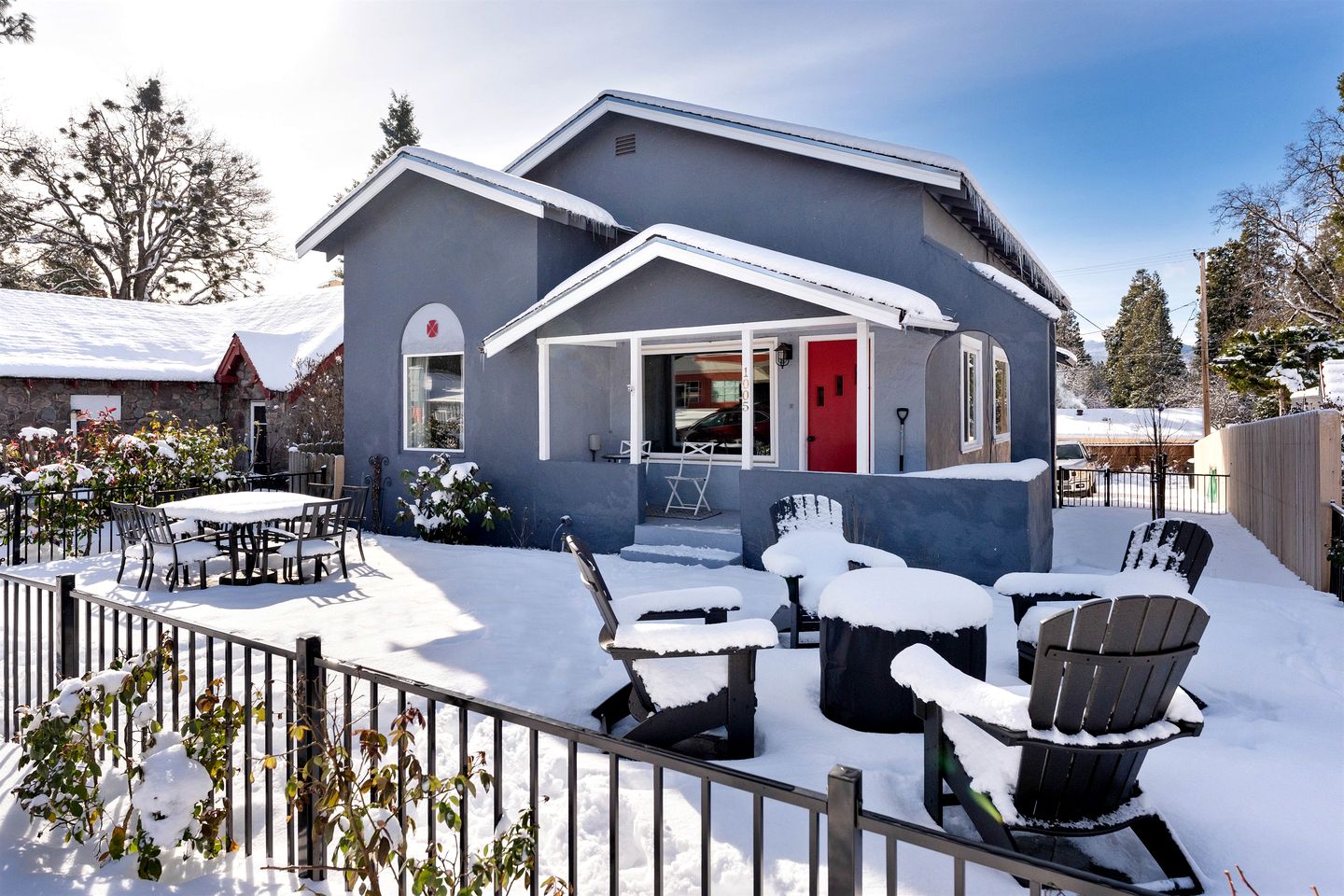 Modern Cozy Getaway with BBQ and Scenic Views in Mount Shasta, California