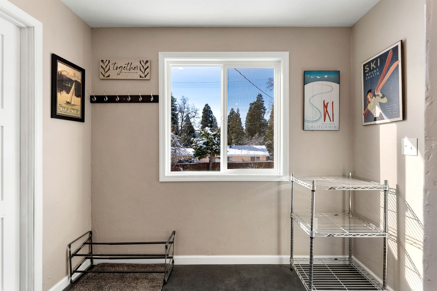 Modern Cozy Getaway with BBQ and Scenic Views in Mount Shasta, California