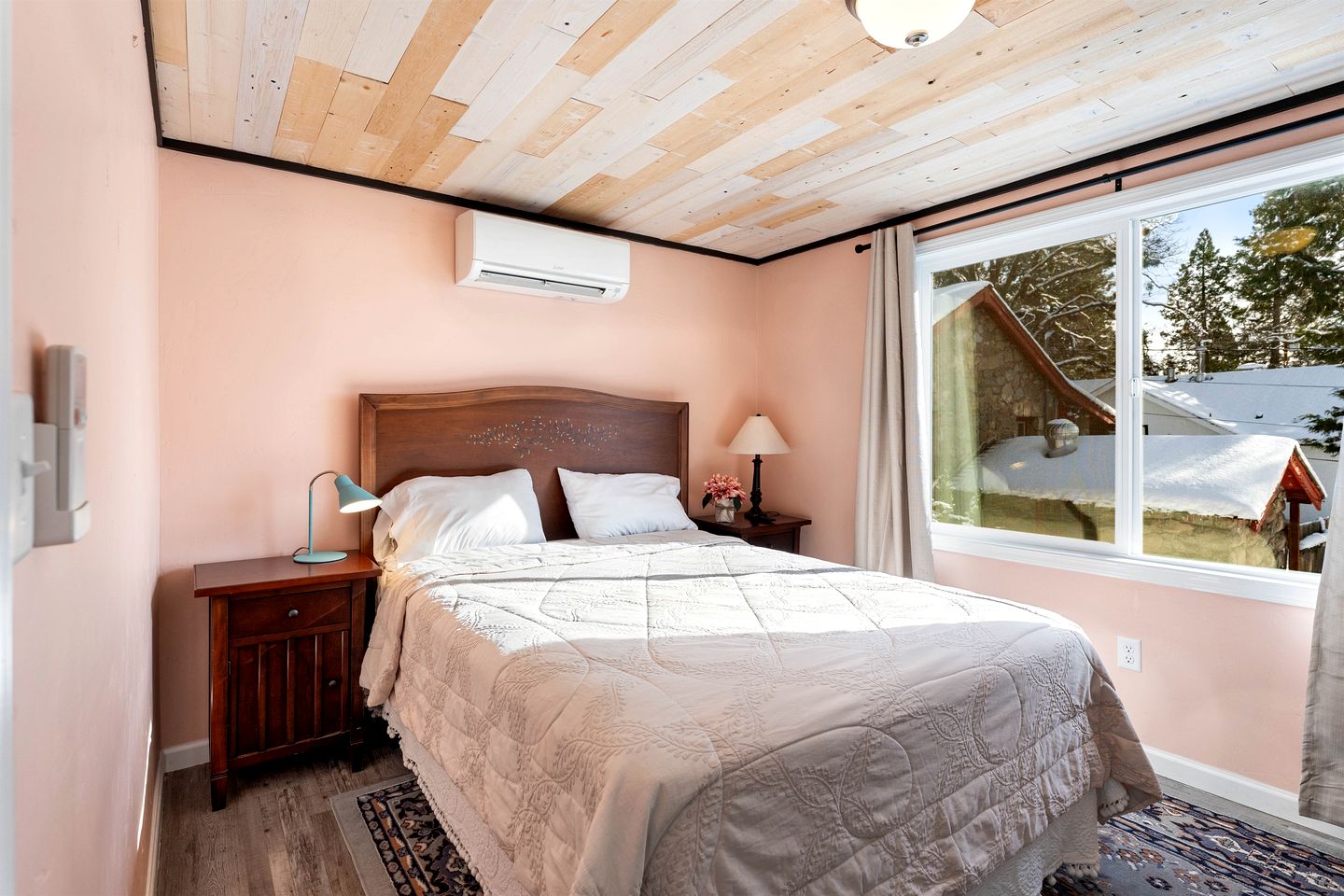 Modern Cozy Getaway with BBQ and Scenic Views in Mount Shasta, California