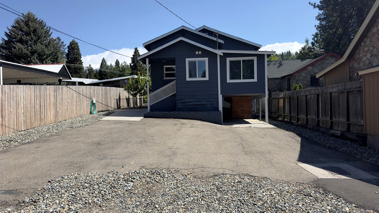 Modern Cozy Getaway with BBQ and Scenic Views in Mount Shasta, California